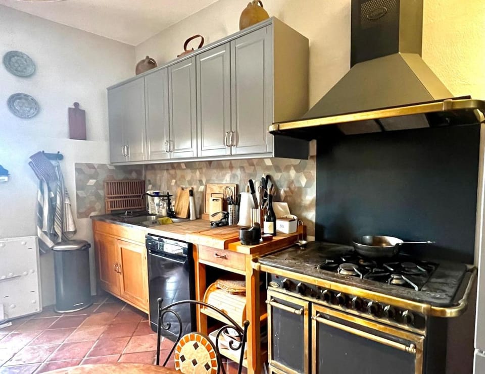 Charming, arty & cozy medieval village farmhouse, air conditioning, pool, tranquility, & views Villa in Provence