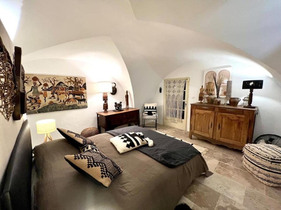 Charming, arty & cozy medieval village farmhouse, air conditioning, pool, tranquility, & views Villa in Provence