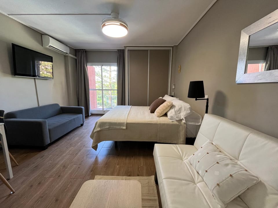 Bed, TV and multimedia, Photo of the whole room