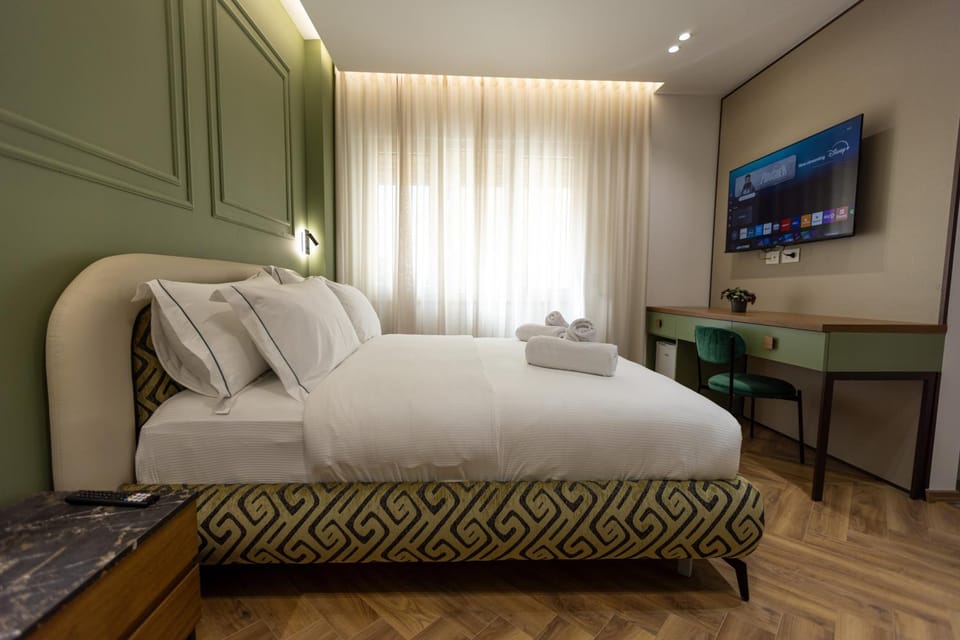 Communal lounge/ TV room, Bed, TV and multimedia, View (from property/room), Photo of the whole room, Seating area, Bedroom, furniture, minibar, towels