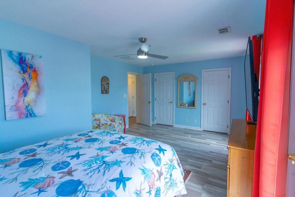 Bayview Vibes, Walk to Dining, 4BR, 1 Mi to Beach House in Sussex County