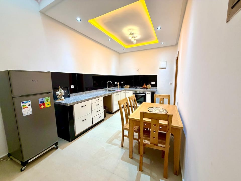Kitchen or kitchenette, Dining area, oven, stove