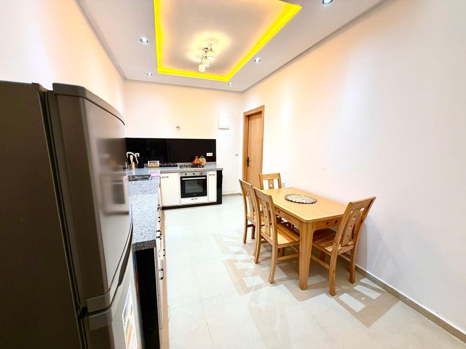 Kitchen or kitchenette, Dining area, minibar, oven, stove