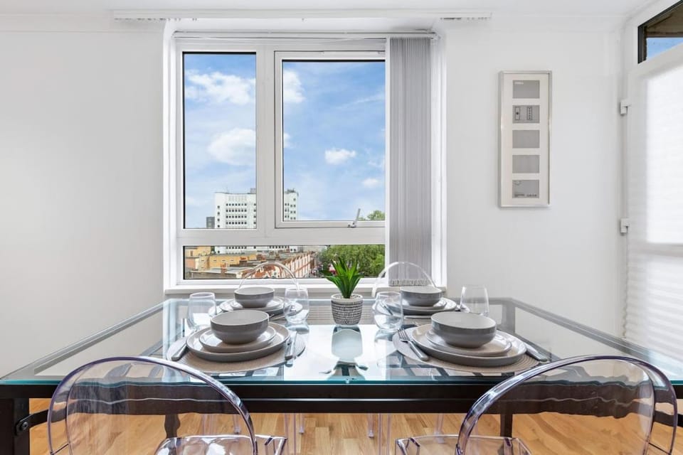 Modern 2 Bed Flat 5 mins Ealing Broadway Station Apartment in London Borough of Ealing