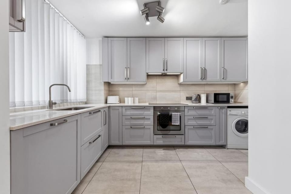 Modern 2 Bed Flat 5 mins Ealing Broadway Station Apartment in London Borough of Ealing
