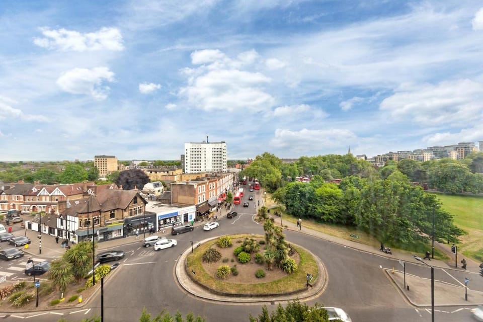Modern 2 Bed Flat 5 mins Ealing Broadway Station Apartment in London Borough of Ealing