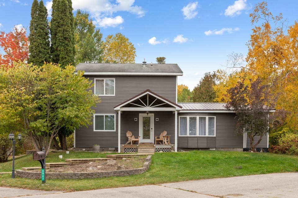 Long Lake Escape 4BR Modern Home 15 Min to Downtown Traverse City House in Michigan