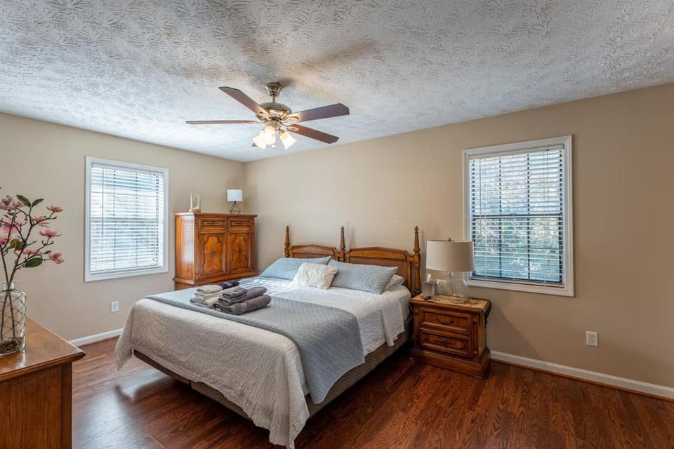 Peachtree City Home Near Lake with Yard & Firepit House in Peachtree City