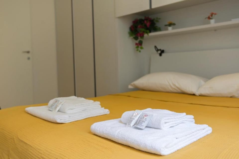 Photo of the whole room, Bedroom, towels, wardrobe