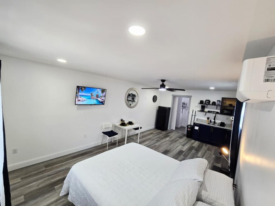 Communal lounge/ TV room, Bed, TV and multimedia, Living room, Photo of the whole room, Evening entertainment, Bedroom