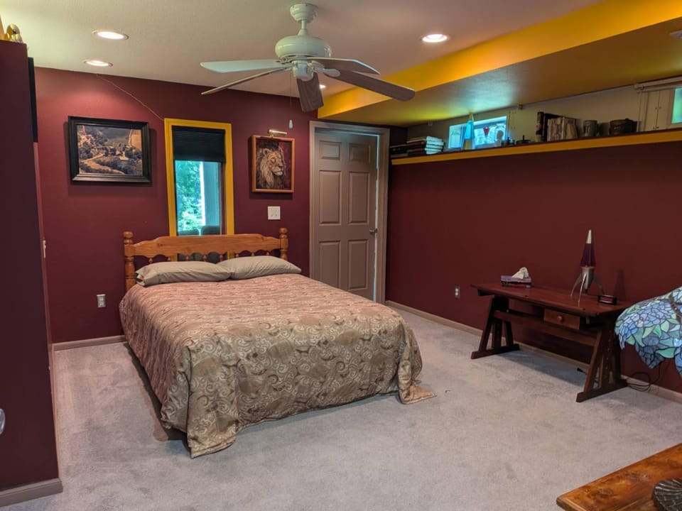 FIFA Basecamp with 2 Kitchens, 5BR, 4 Baths House in Roeland Park