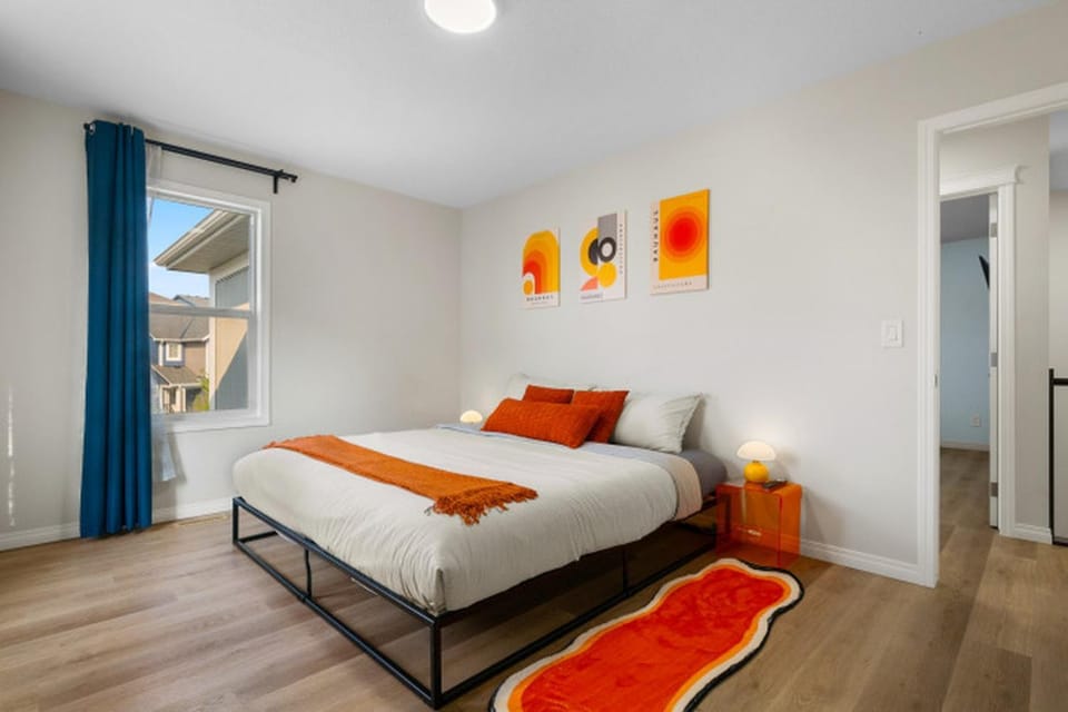 Spacious 5BR, Hot Tub and Pool Table - Sleeps 16 House in Calgary