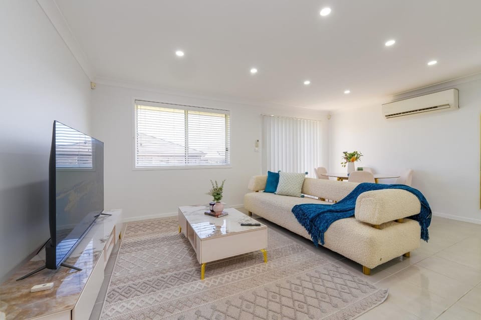 TV and multimedia, Living room, Seating area, Dining area, air conditioner