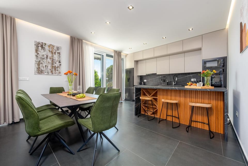 Kitchen or kitchenette, Seating area, Dining area, oven, stove