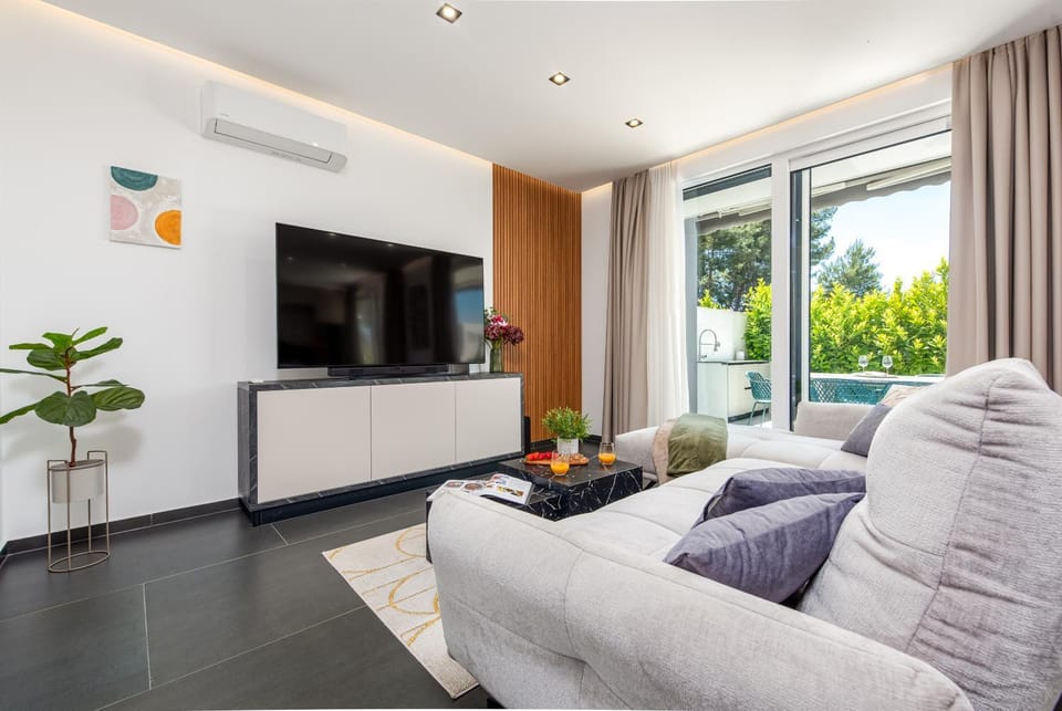 TV and multimedia, Balcony/Terrace, Living room, Seating area