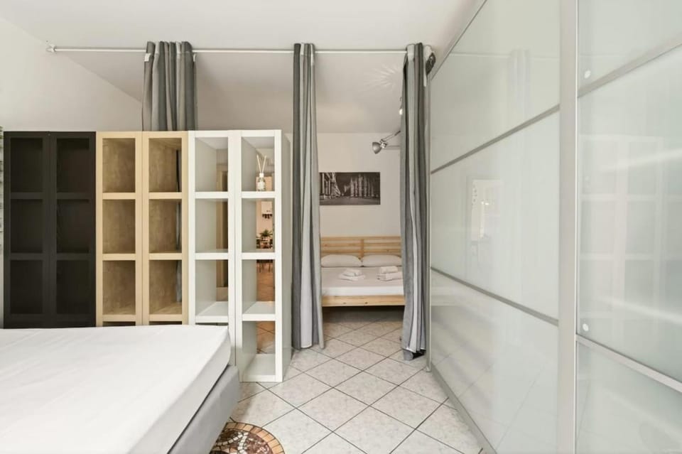 Elegant Comfort Milan Prime Area with AC & WI-FI Apartment in Milan