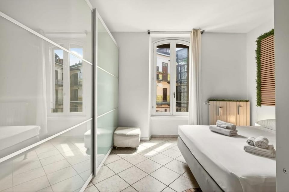 Elegant Comfort Milan Prime Area with AC & WI-FI Apartment in Milan