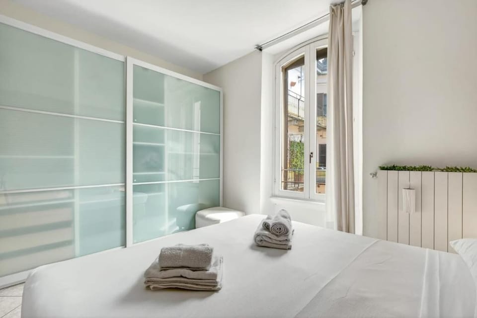 Elegant Comfort Milan Prime Area with AC & WI-FI Apartment in Milan