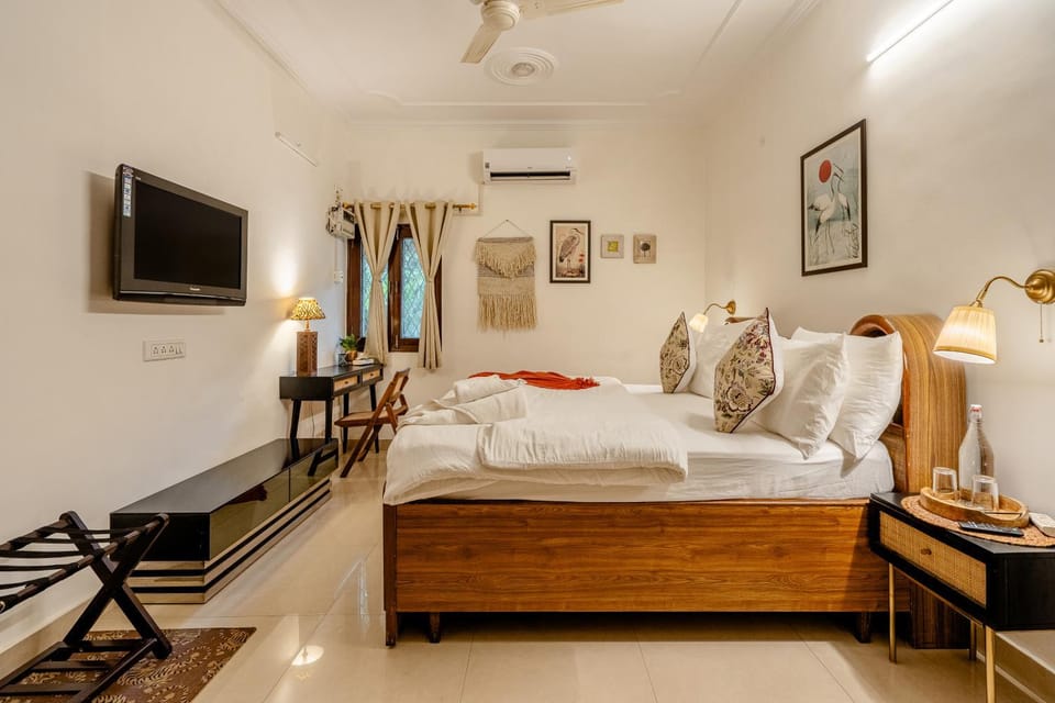 Bed, TV and multimedia, Bedroom