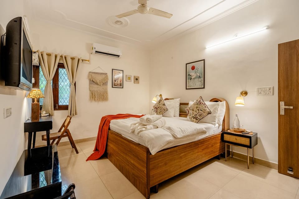 Bed, TV and multimedia, Bedroom