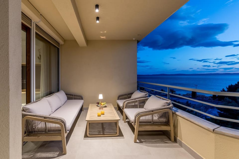 Natural landscape, View (from property/room), Balcony/Terrace, Seating area, Sea view