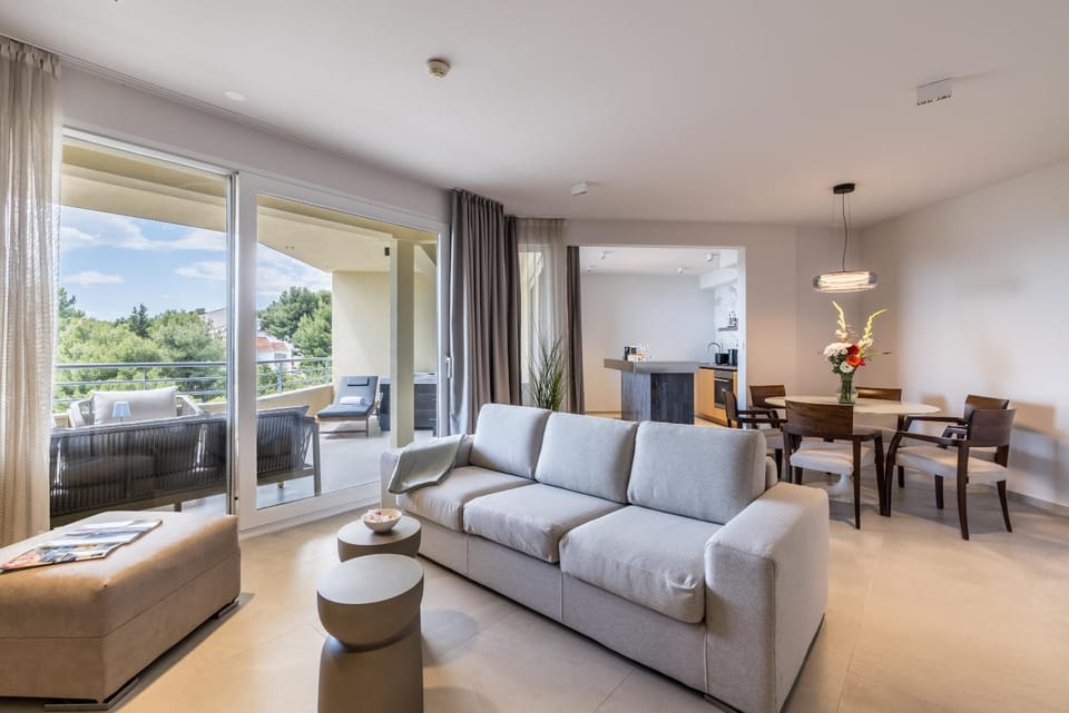 Hot Tub, Balcony/Terrace, Living room, Seating area, Dining area