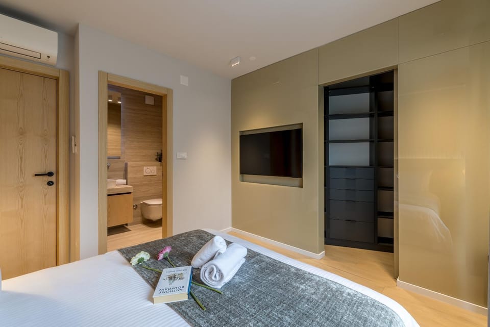 Bed, Bathroom, TV and multimedia, Photo of the whole room, Bedroom, towels, wardrobe, air conditioner