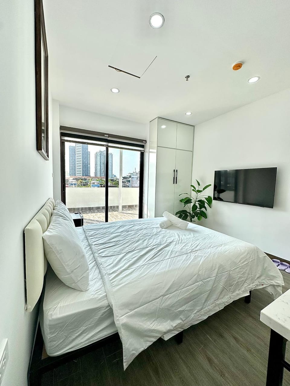 Bed, TV and multimedia, Photo of the whole room