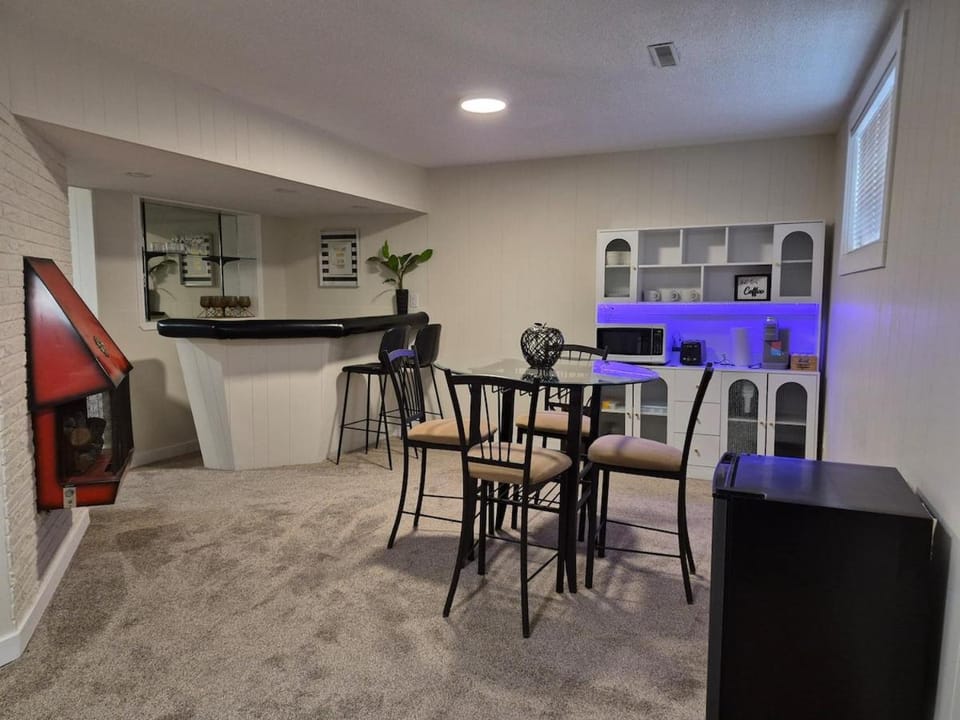 Bright and Cozy Private Suite Near Airport Apartment in Regina