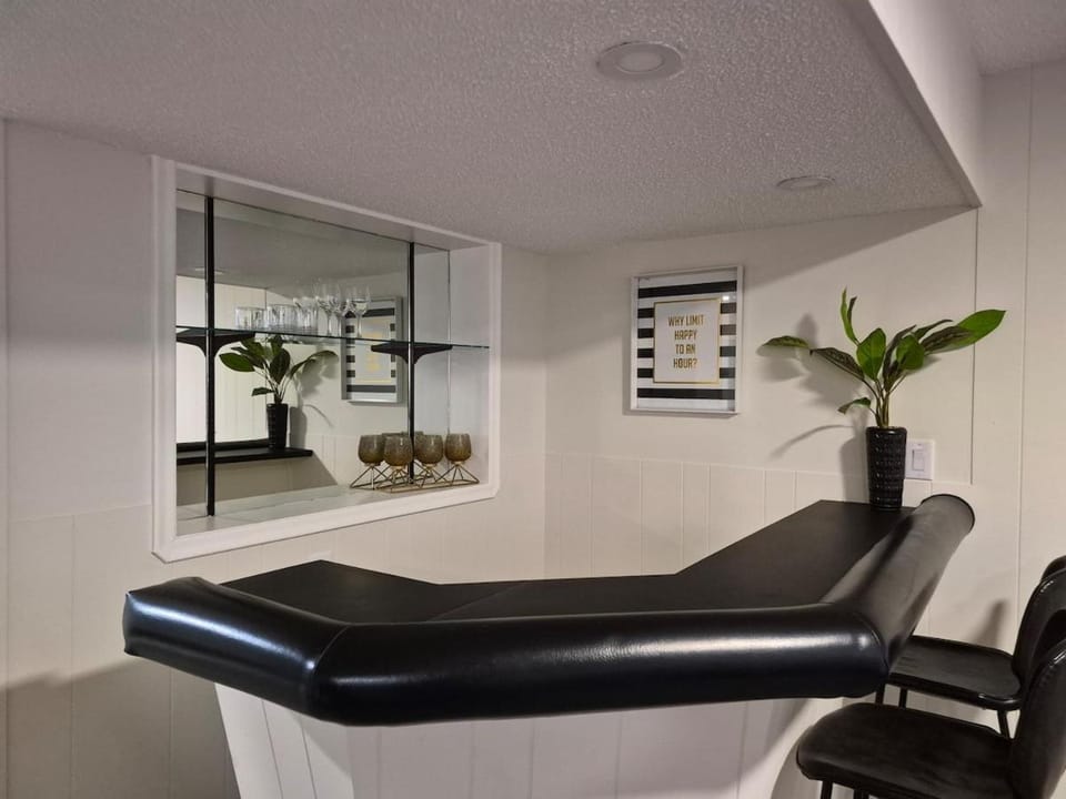 Bright and Cozy Private Suite Near Airport Apartment in Regina