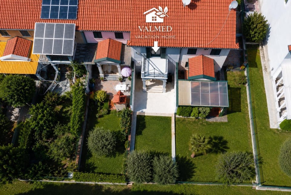 Property building, Bird's eye view, Garden, Garden view