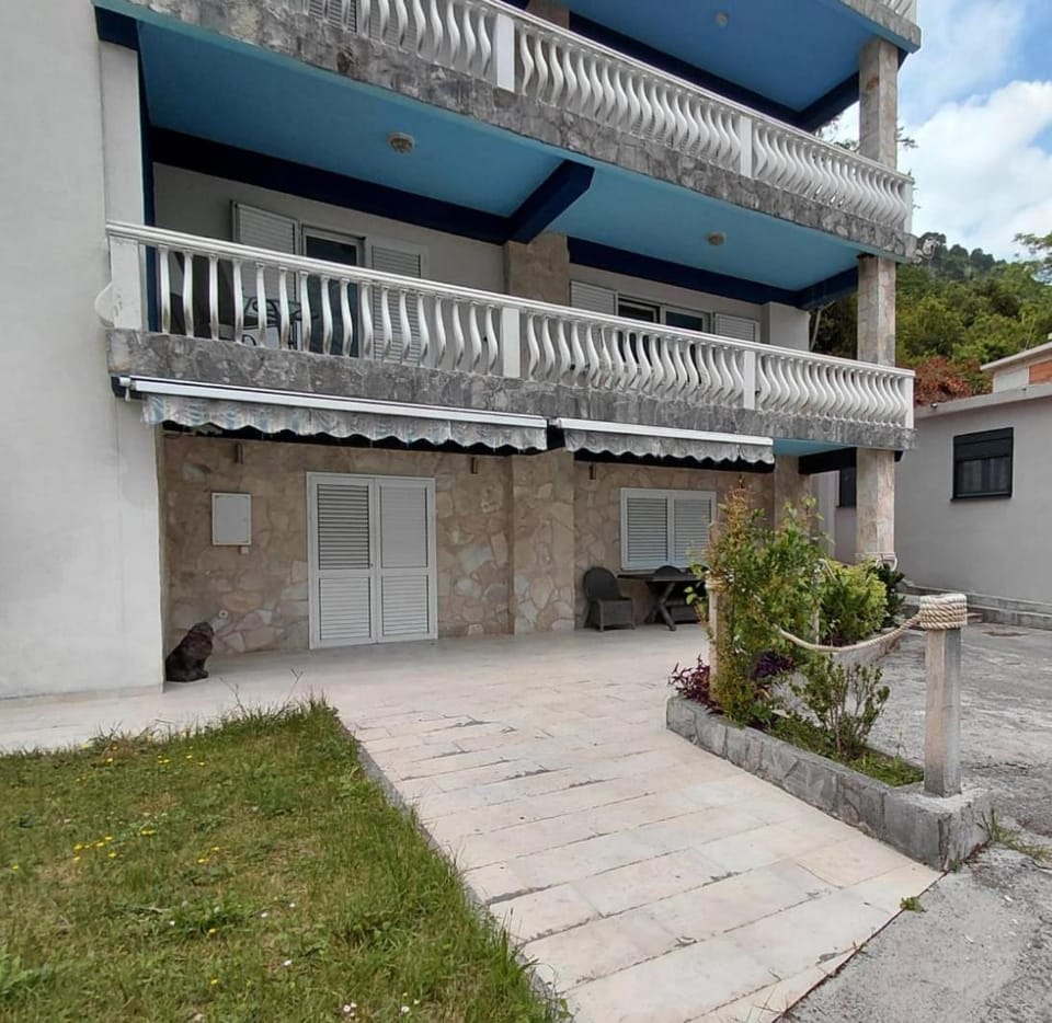 Property building, Facade/entrance, Balcony/Terrace, Balcony/Terrace