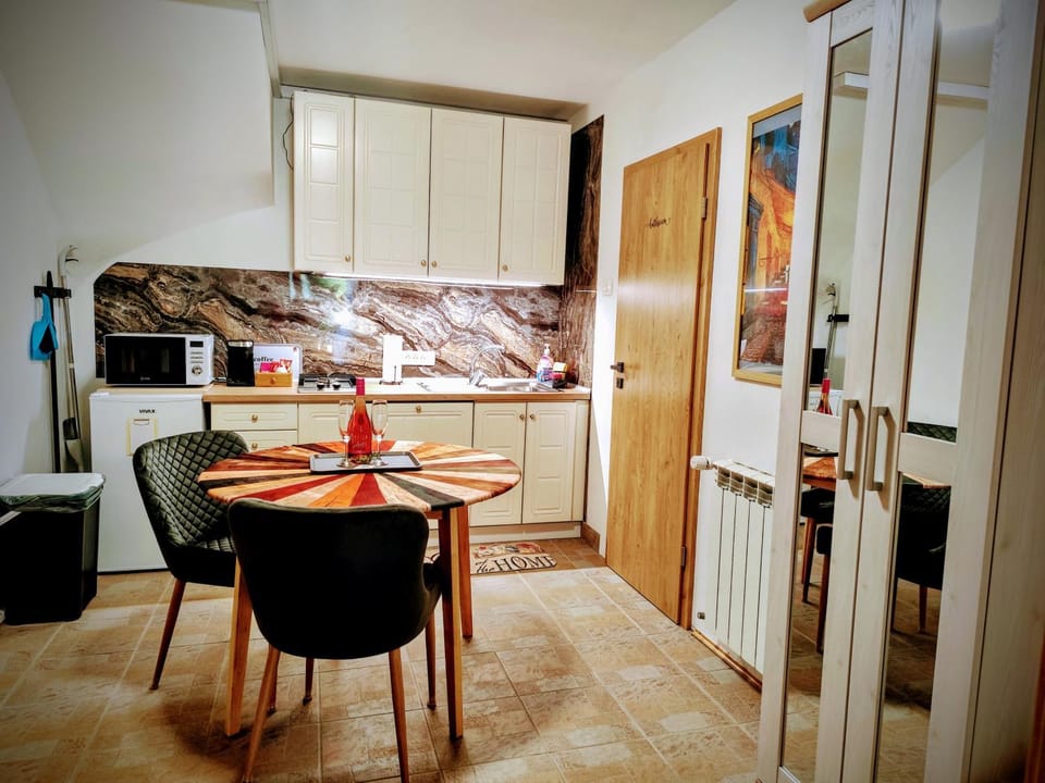 Kitchen or kitchenette, Dining area