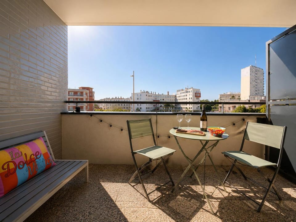 Day, View (from property/room), Balcony/Terrace, Balcony/Terrace, Dining area, City view