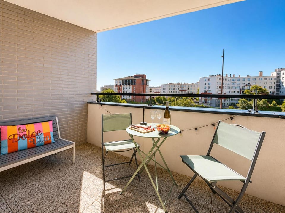 Patio, Day, Balcony/Terrace, Dining area, City view