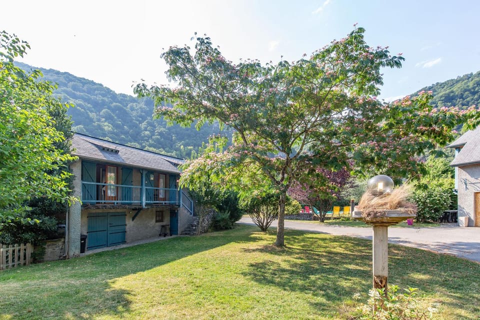 Property building, Natural landscape, Garden, Garden view, Mountain view