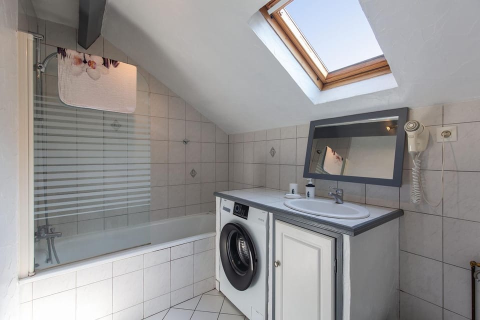 Bathroom, washing machine