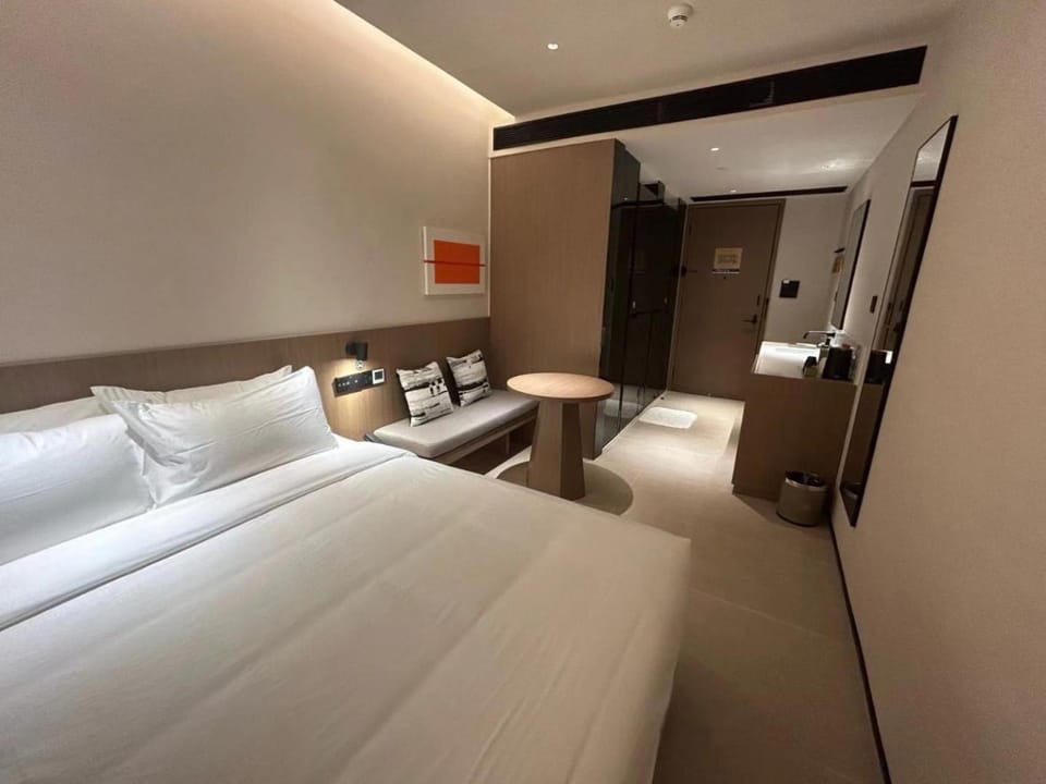 Bed, Photo of the whole room, Seating area