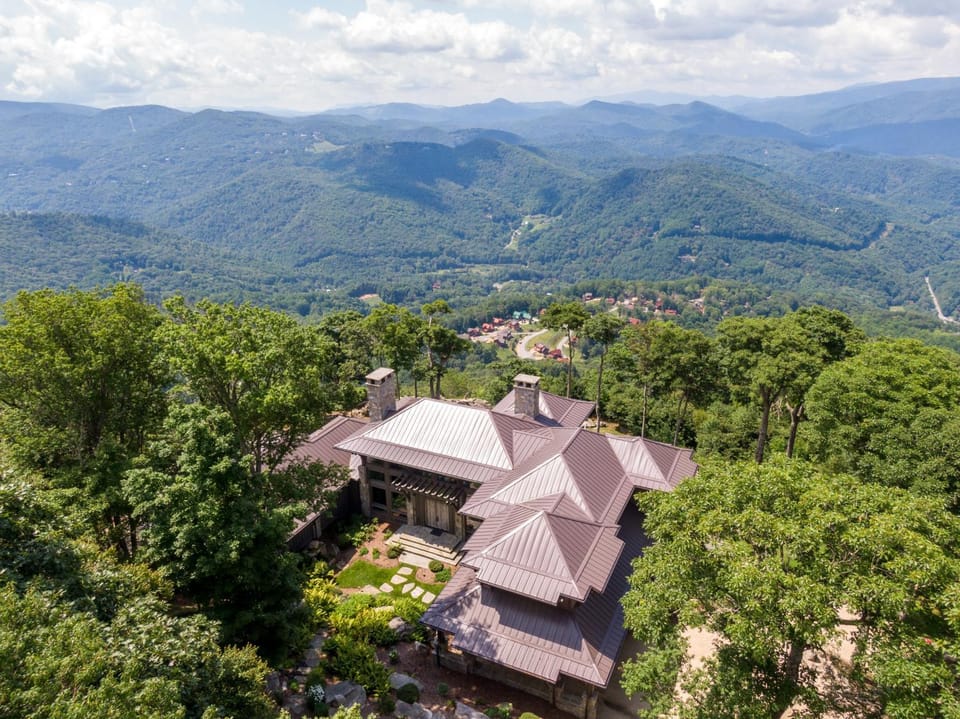 The Outside Inn at Eagles Nest House in Beech Mountain