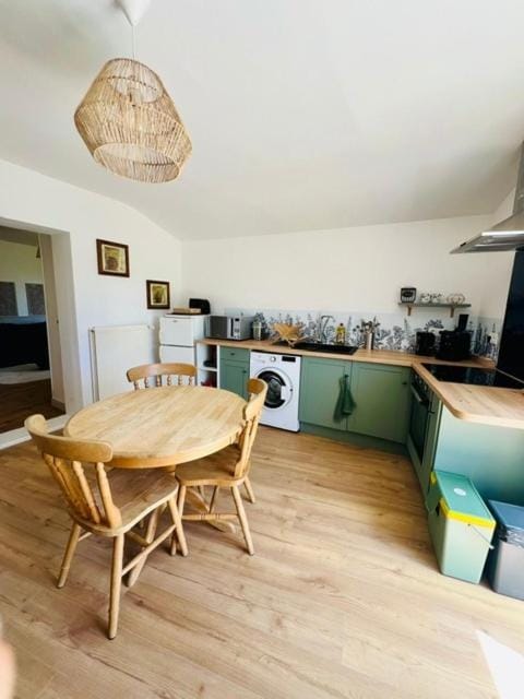 Coffee/tea facilities, Kitchen or kitchenette, stove, washing machine