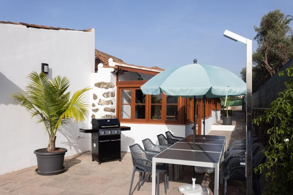 Cruz de los Martillos - private heatable pool, barbecue House in Orotava Valley