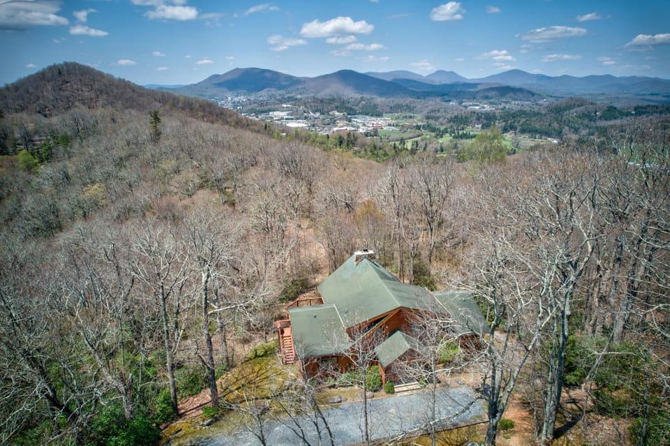 Boles Lodge House in Watauga