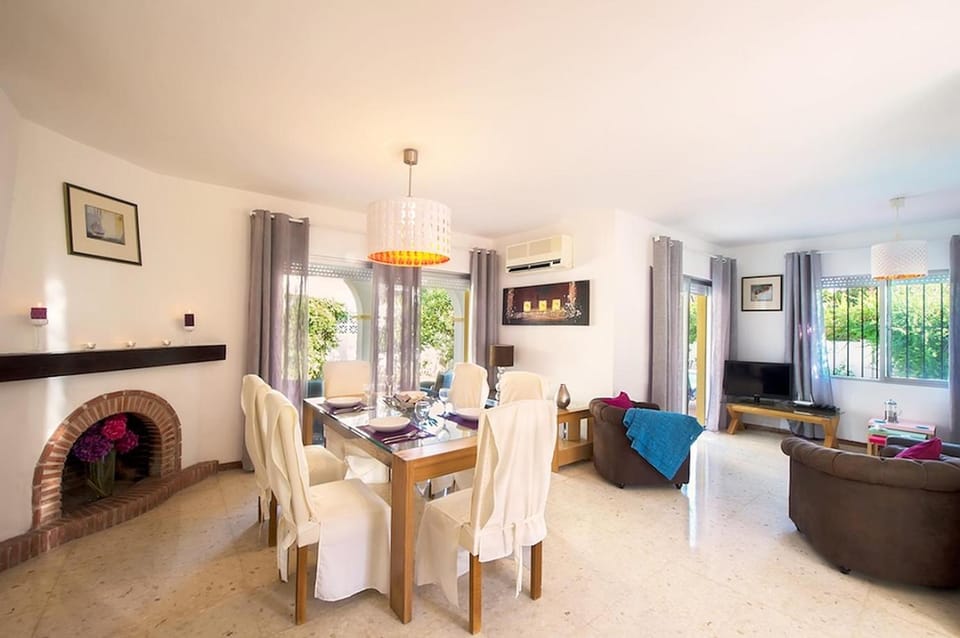 TV and multimedia, Living room, Seating area, Dining area