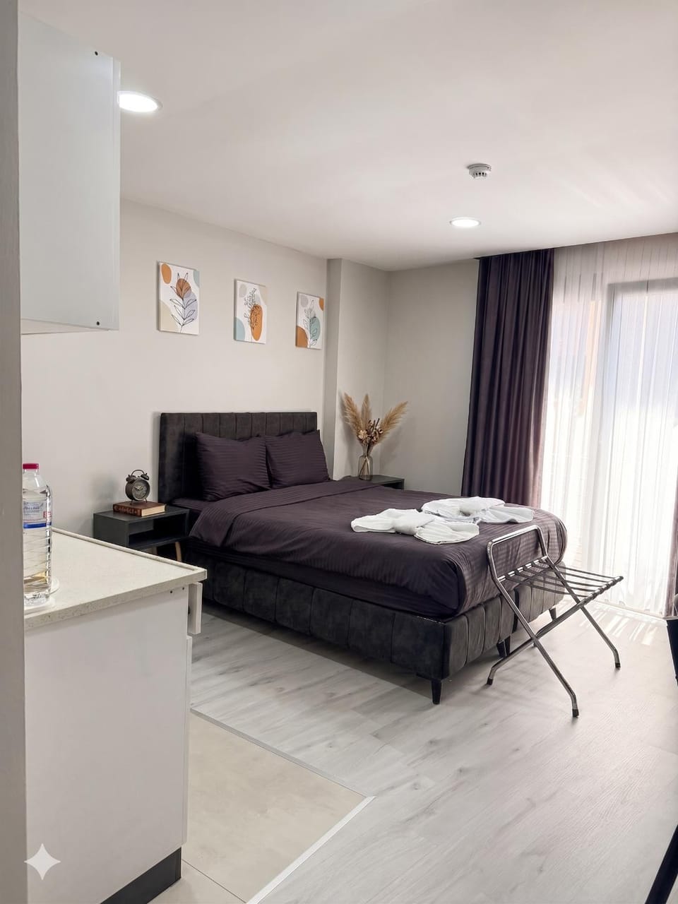 Bed, Decorative detail, Bedroom, towels