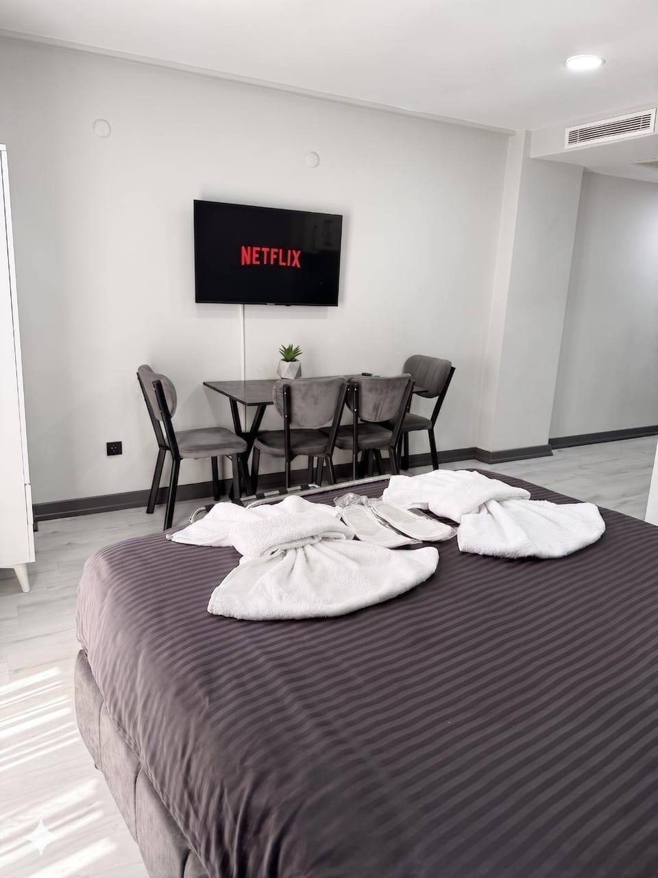 Bed, TV and multimedia, Living room, Seating area, Dining area, Bedroom, towels, wardrobe, air conditioner