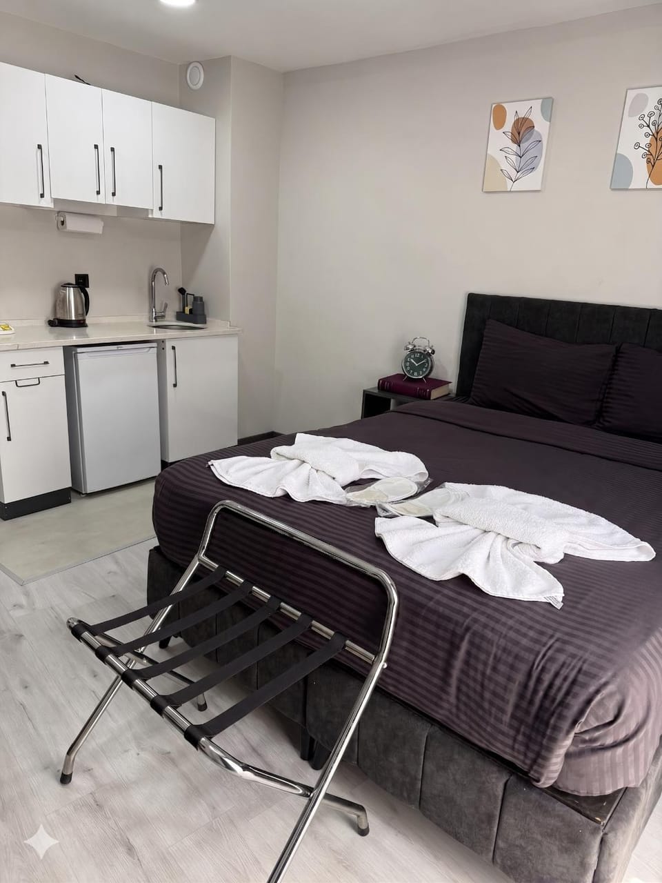 Bed, Coffee/tea facilities, Kitchen or kitchenette, Decorative detail, Bedroom, minibar, towels, kitchen