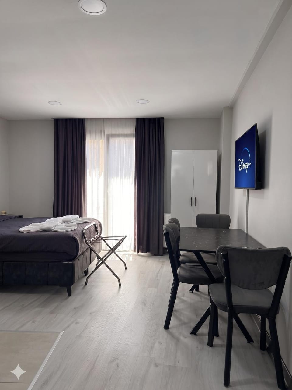 Bed, TV and multimedia, Living room, Decorative detail, Seating area, Dining area, Bedroom, towels, wardrobe