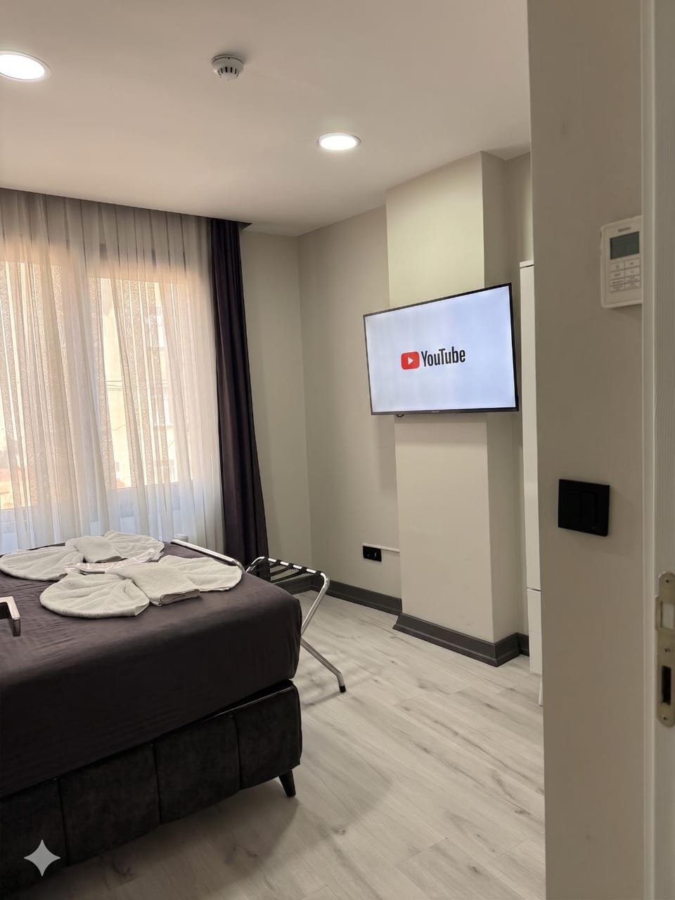 Bed, TV and multimedia, Bedroom, towels, air conditioner
