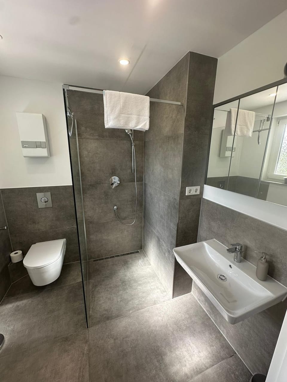 Moderne Studio Wohnung 2 in Saarbrücken Küche Bad Apartment in Saarbrücken