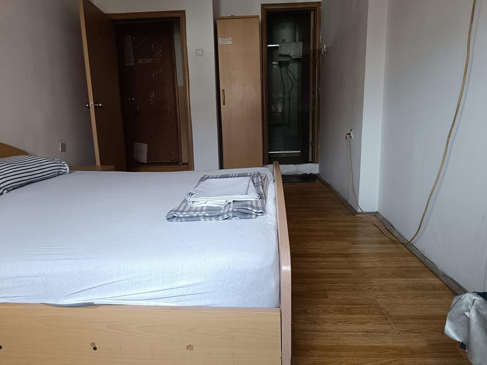 Bed, Bedroom, towels, wardrobe